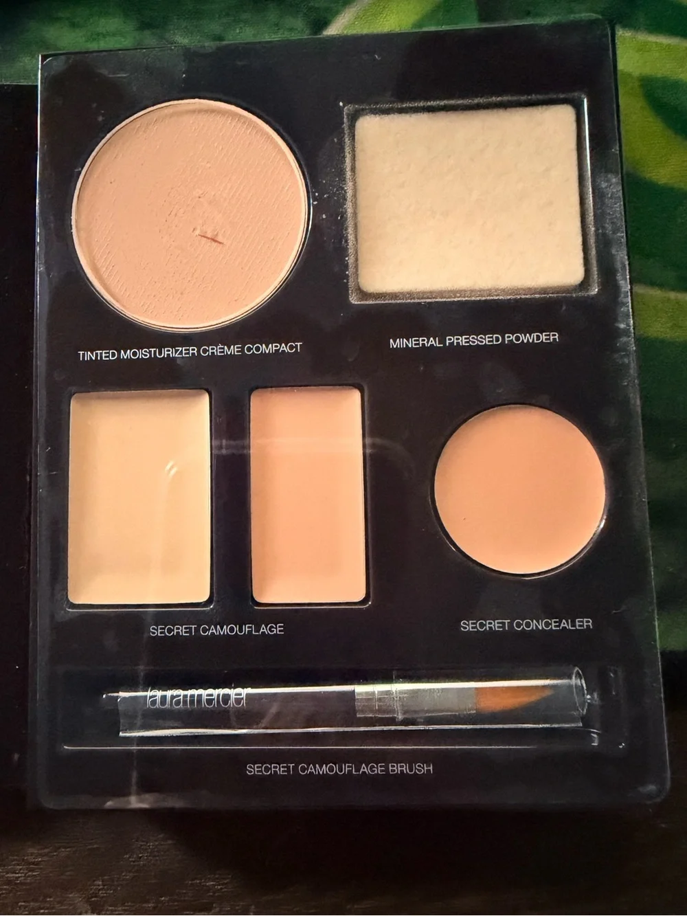 laura mercier NUDE THE FLAWLESS FACEBOOK PORTABLE COMPLEXION PALLET